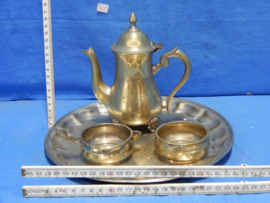 art nr: 418 vintage verzilverd thee set staande op een schaal