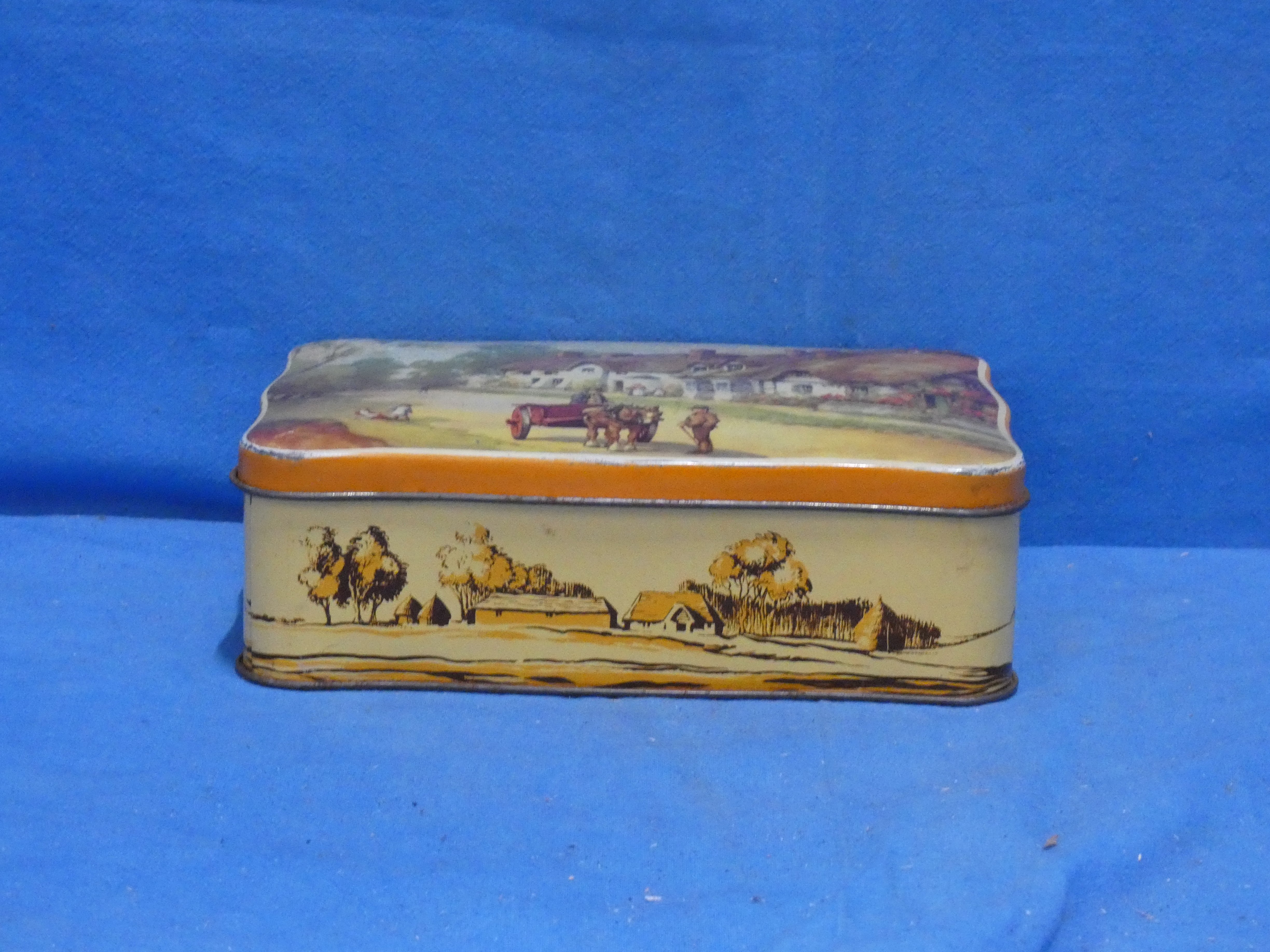 art nr: 1211 antiek koekjesblik met mooie decoratie