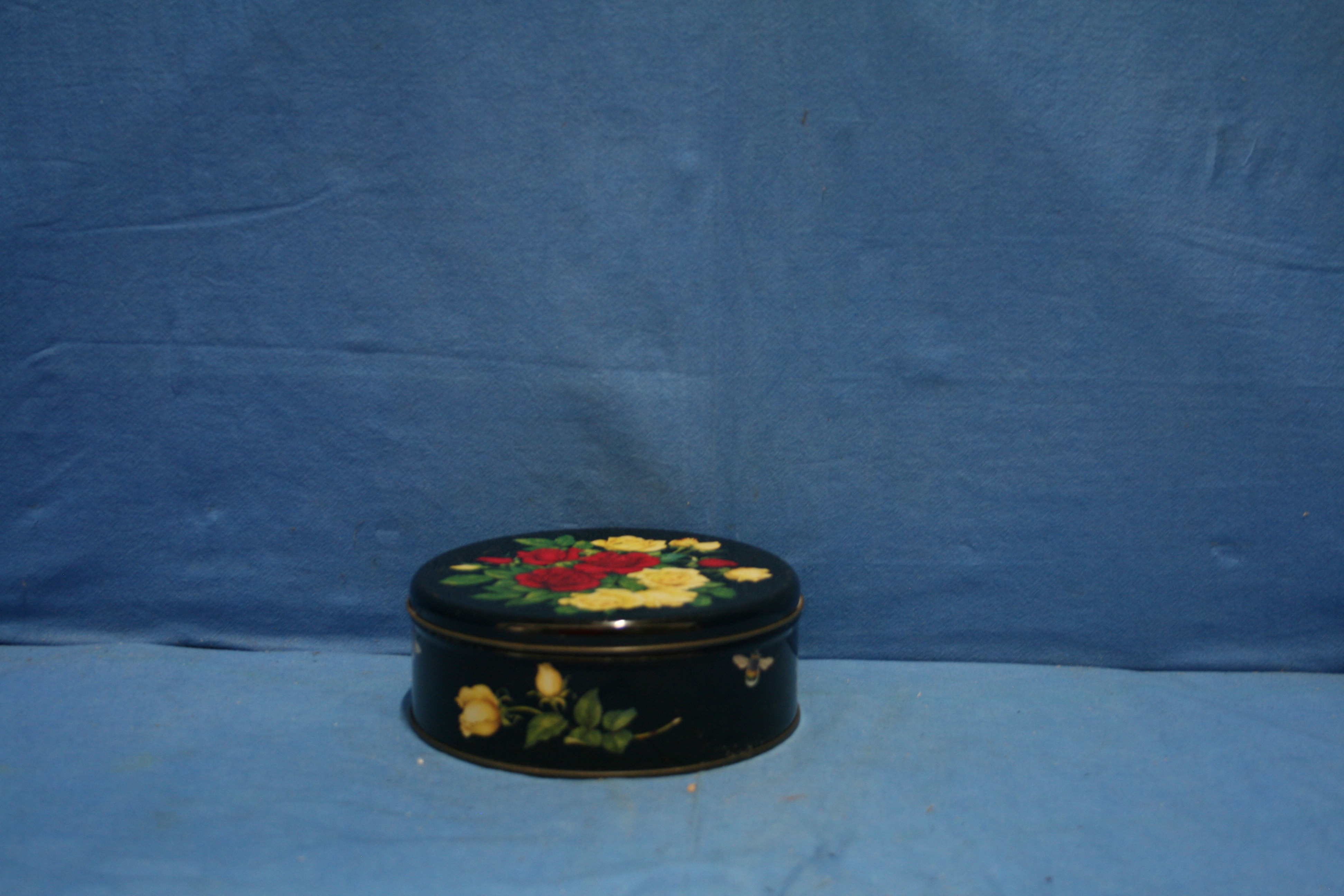 art nr: 799 vintage bonbon blik met bloemmotief deksel