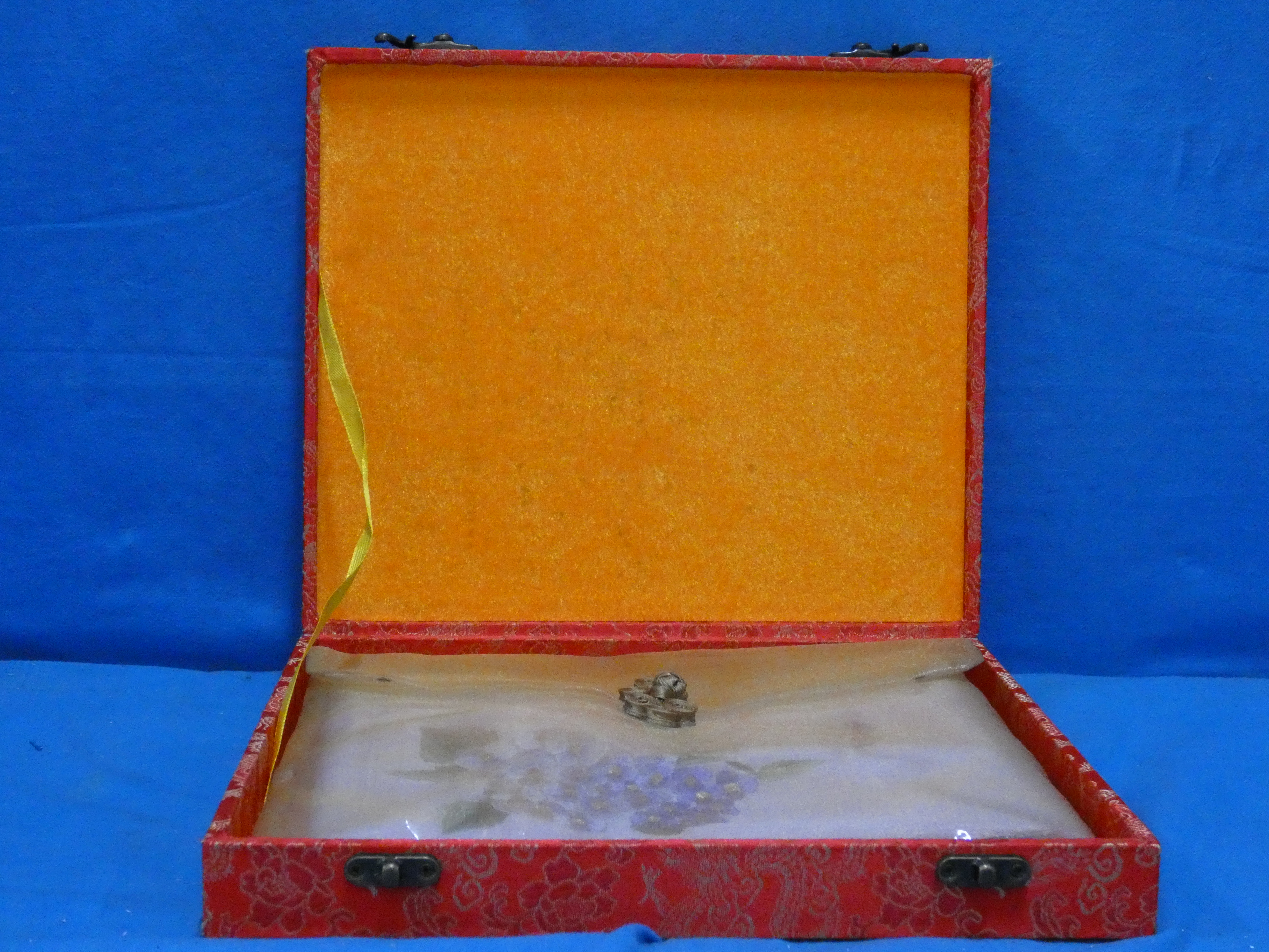 art nr: 1188 vintage opberg box met een geborduurd kleedje