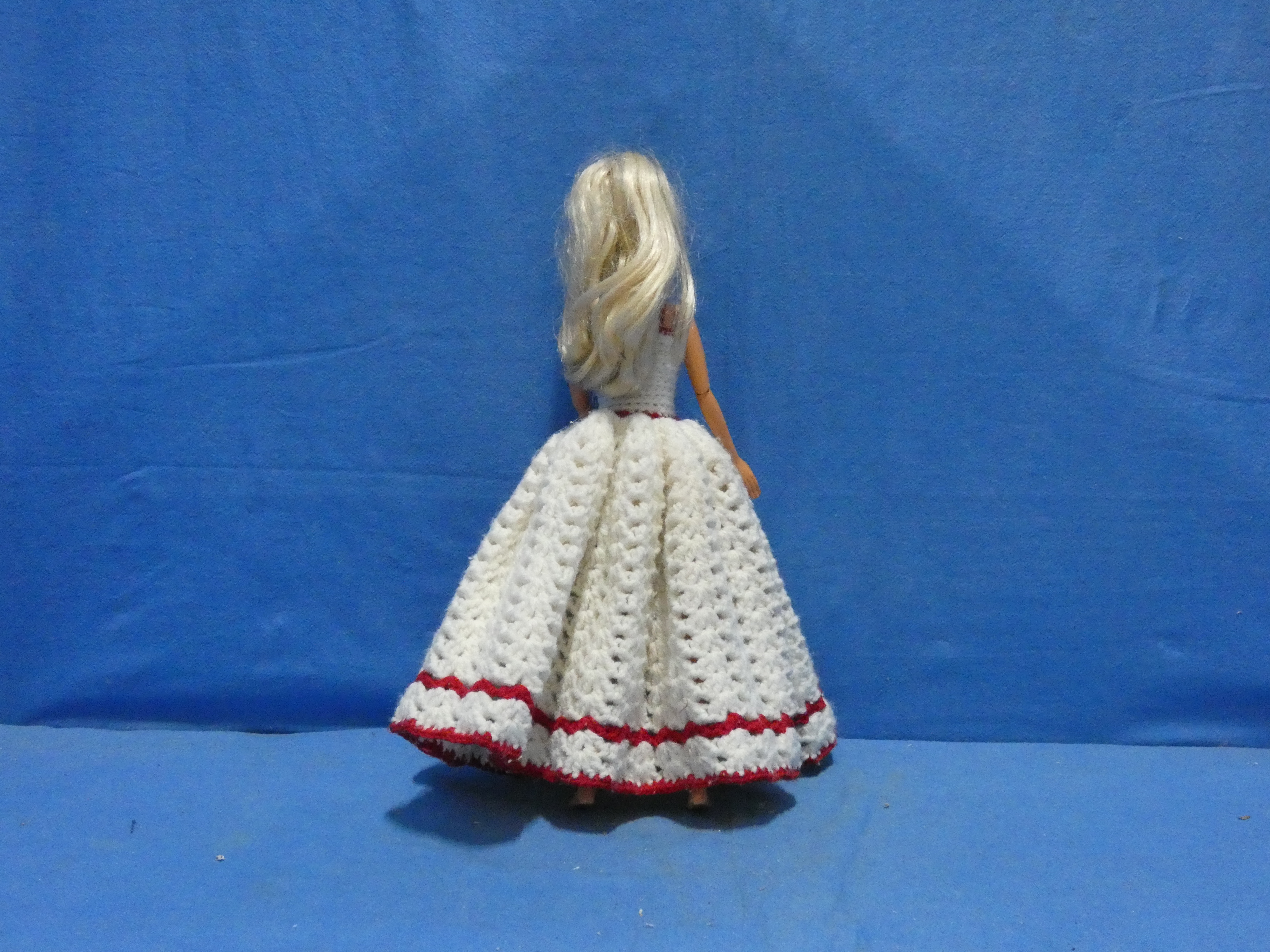 art nr: 1233 vintage Barby Pop in een vintage gehaakte jurk