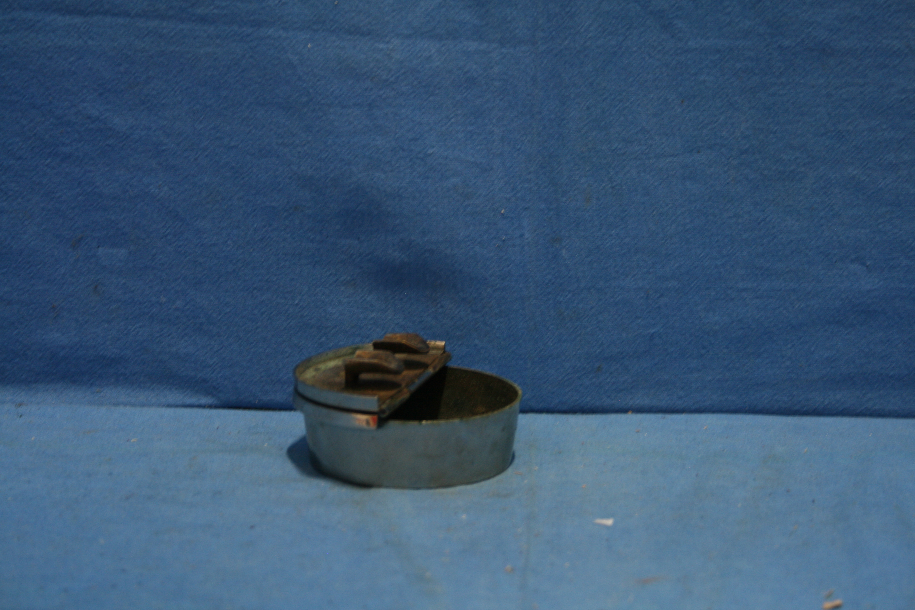 art nr: 1160 vintage metalen reis asbakje