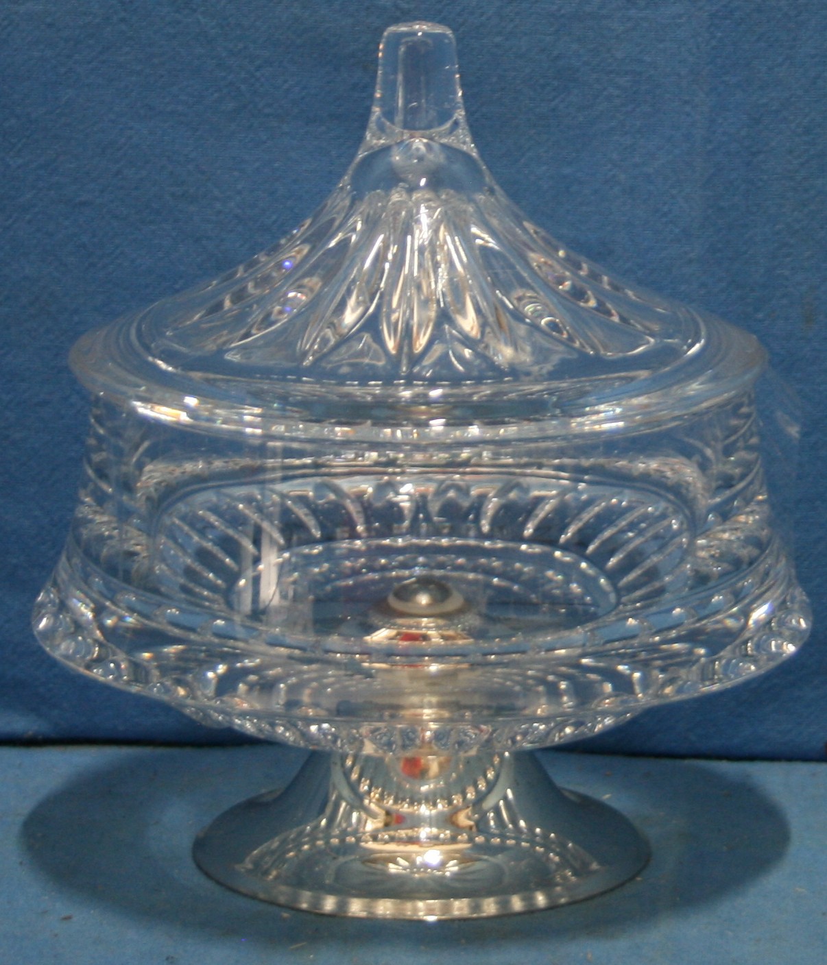 art nr: 1141 vintage kristallen bonbon pot en deksel en verzilverde voet