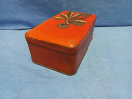 art nr: 598 vintage blik met blad motief op deksel