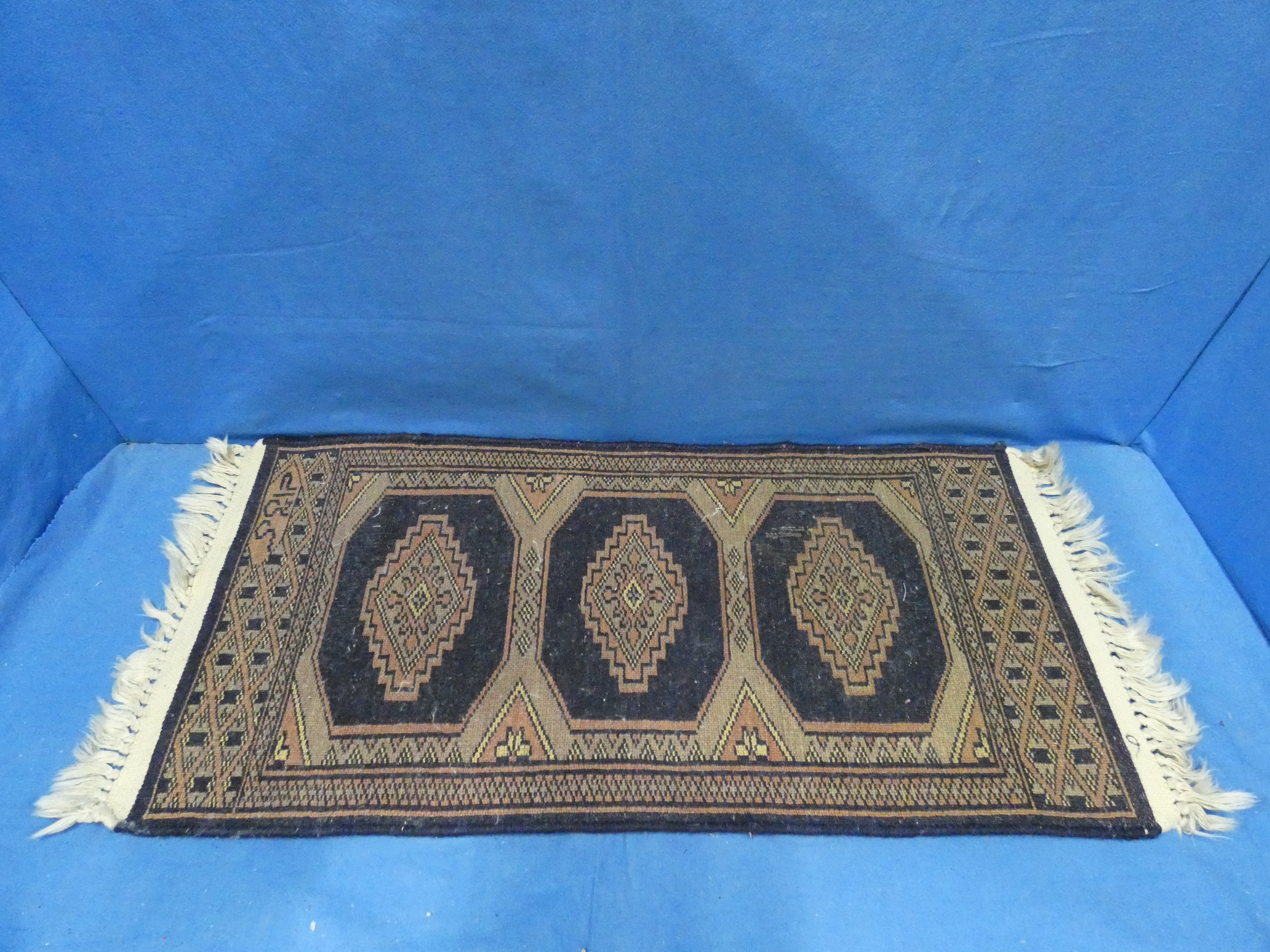 art nr: 1252 vintage klein tafelkleedje donker van kleur