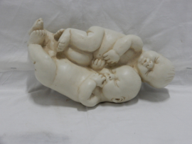 art nr: 980 vintage beeldje van twee slapende baby's