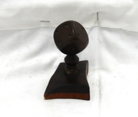 art nr: 988 vintage aluminium dobbelsteen op houten plaatje