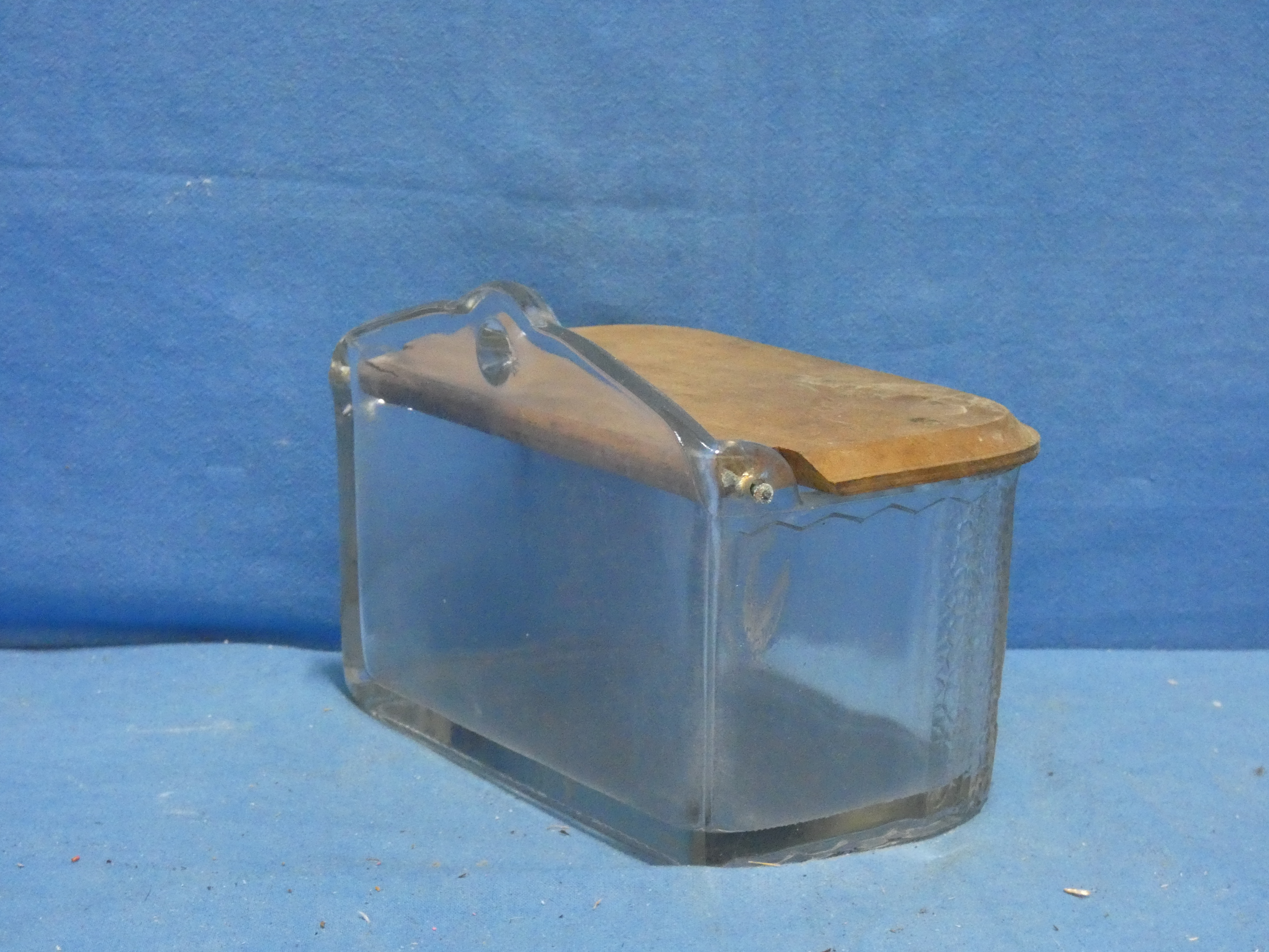 art nr: 1274 vintage glazen zoutpot met houten deksel