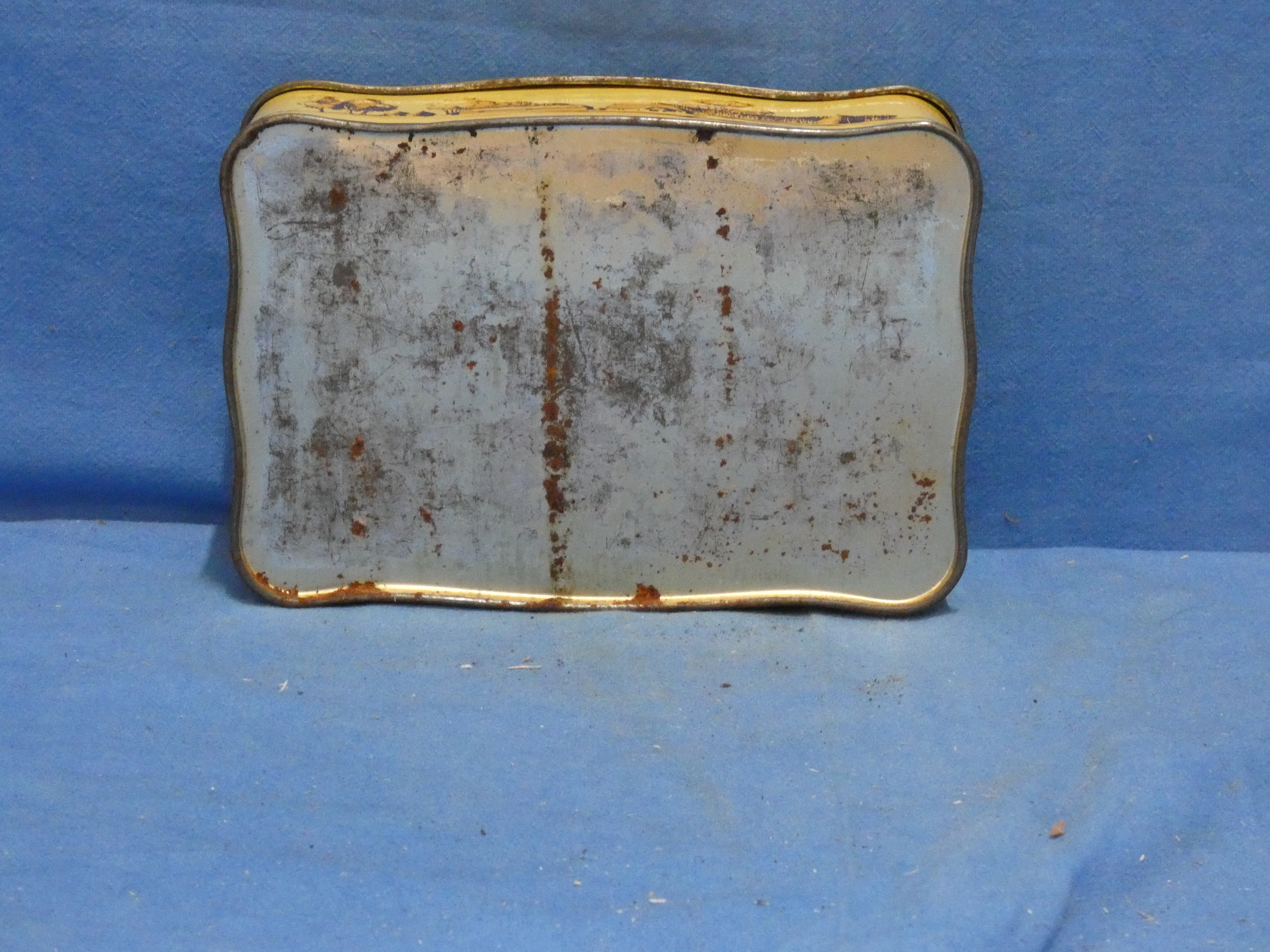 art nr: 1211 antiek koekjesblik met mooie decoratie