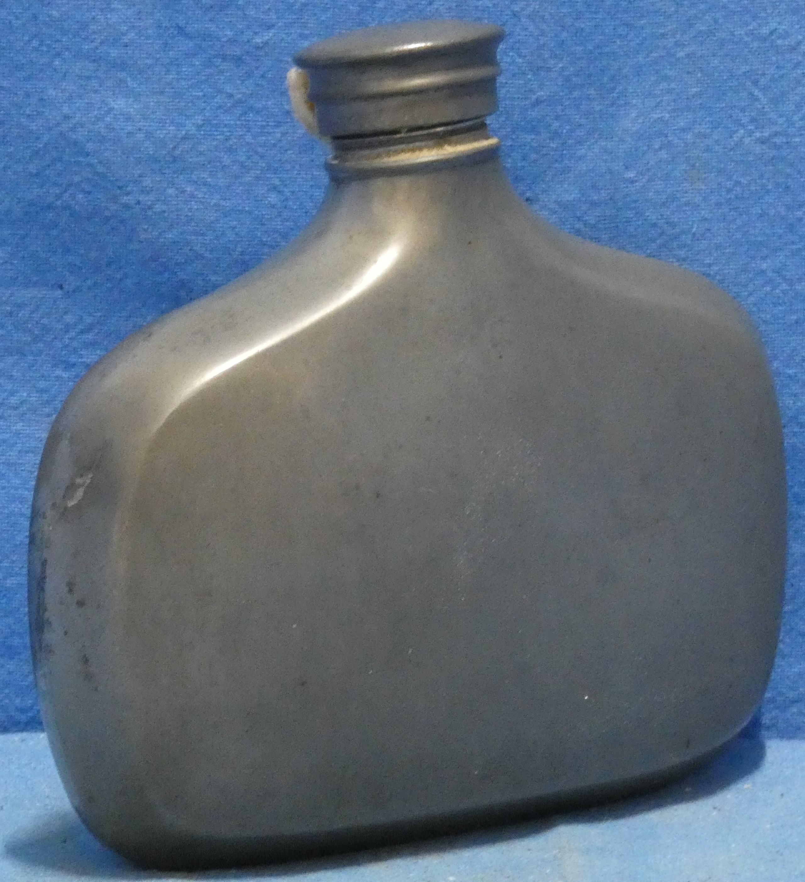 art nr: 1246 vintage tinnen borstzak drinkflesje