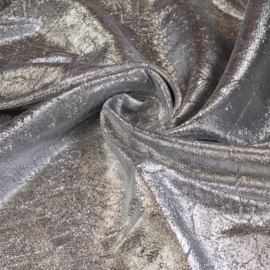 Gekreukt, glimmende zilver