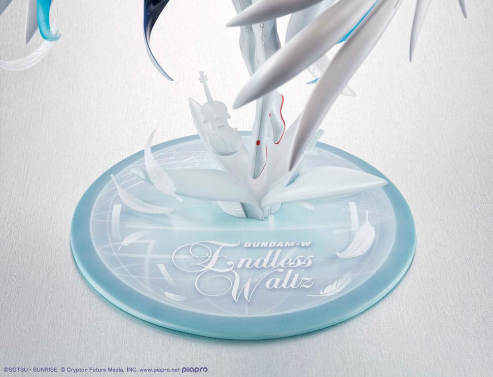 Mobile Suit Gundam x Hatsune Miku Lucrea PVC Figure Hatsune Miku x Wing Gundam Zero EW 45th Anniversary 27 cm - PRE-ORDER