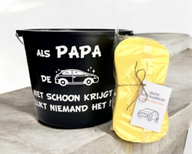 Autowasset voor papa – Emmer & spons met tekst