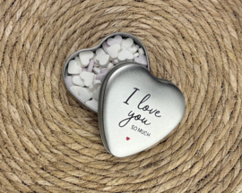Metal Blikje in Hartvorm met Snoephartjes - "I love you so much"