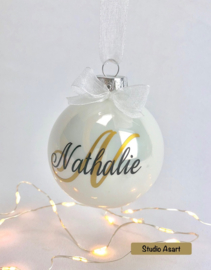 Elegante Witte Glazen Kerstbal met Beginletter en Naam (7 cm)