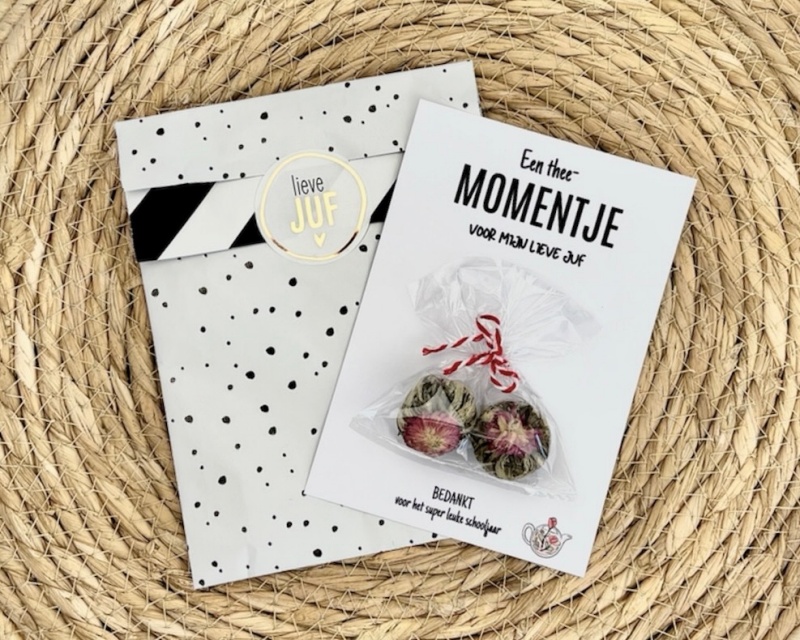 Kaart met 2 theebloemen | Een thee momentje voor de juf