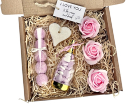 Romantisch Valentijnscadeau - luxe Cadeaupakket met Badbommen, Snoep, Zeep en Rozen