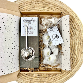 Beterschap brievenbuscadeau met thee, chocolade en theezeef