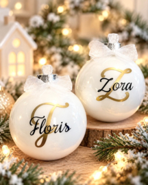 Elegante Witte Glazen Kerstbal met Beginletter en Naam (7 cm)