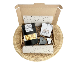 Cadeau afgestudeerd – cadeau voor haar met chocolade, thee en zeephartje