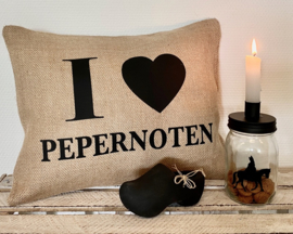 “I love pepernoten” kussen van jute - 40 cm x 30 cm