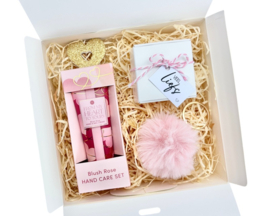 Cadeauset voor haar – handcrème, chocoladehartjes en sleutelhanger