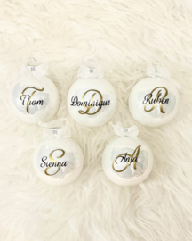 Elegante Witte Glazen Kerstbal met Beginletter en Naam (7 cm)