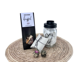 Cadeauset met thee, theebloemen en chocolade