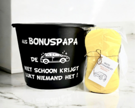 Autowasset voor bonuspapa – Emmer & spons met tekst