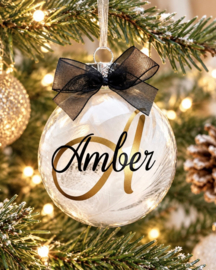 Gepersonaliseerde glazen kerstbal met naam – goud met zwart (8 cm)