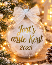 Eerste Kerst | Gepersonaliseerde Kerstbal Gevuld met Veren (7 cm)