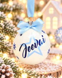 Gepersonaliseerde Witte Kerstbal met Sterren en Naam (7 cm)