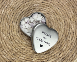 Blikje in Hartvorm met Snoephartjes - "You are my everything"