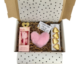 Valentijn cadeau set voor haar – handcrème, sleutelhanger & chocolade