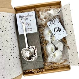 Beterschap brievenbuscadeau met thee, chocolade en theezeef