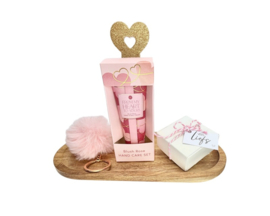 Cadeauset voor haar – handcrème, chocoladehartjes en sleutelhanger