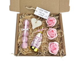 Romantisch Valentijnscadeau - luxe Cadeaupakket met Badbommen, Snoep, Zeep en Rozen