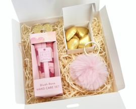 Cadeauset voor haar – handcrème, chocoladehartjes en sleutelhanger