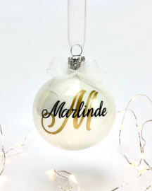 Elegante Witte Glazen Kerstbal met Beginletter en Naam (7 cm)