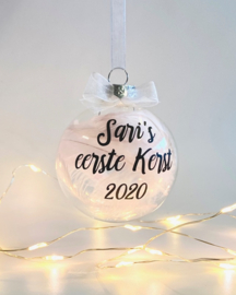 Eerste Kerst | Gepersonaliseerde Kerstbal Gevuld met Veren (7 cm)