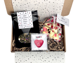 Grappige Valentijnscadeauset - Thee, chocoladehartjes & theelichtje
