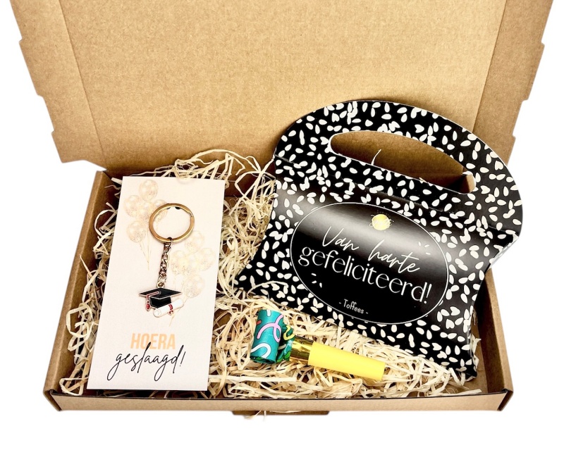 Leuk geslaagd cadeau met sleutelhanger en toffees