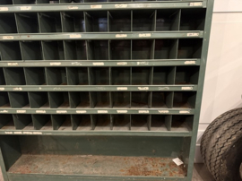 VERKOCHT Kast met vakken, groot formaat, uit garage