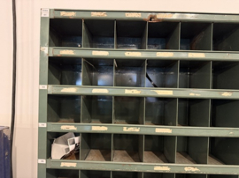 VERKOCHT Kast met vakken, groot formaat, uit garage