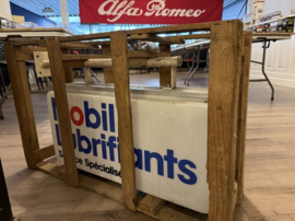 Mobil Lubrifiants vintage lichtreclame nog in de originele houten kist.