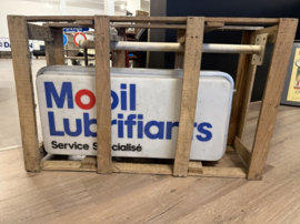 Mobil Lubrifiants vintage lichtreclame nog in de originele houten kist.