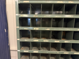 VERKOCHT Kast met vakken, groot formaat, uit garage