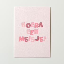 Hoera een meisje kaart - Vrolijke letters kaartlijn