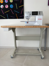 Naaimachinetafel met lade en wielen