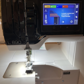 Bernina L 890
